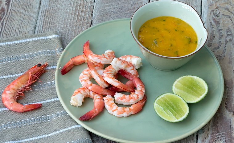 Prawns with mango & chilli dipping sauce