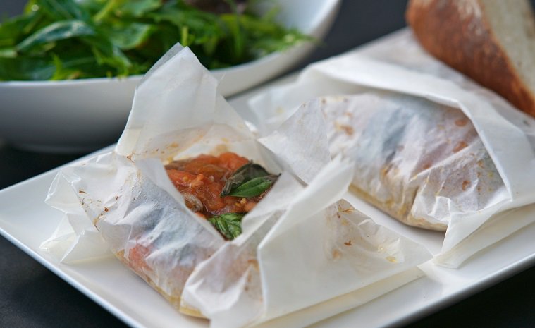 Tuna baked in paper parcels